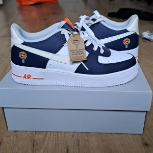 Nike sneakers - Använt dom 5 gånger inte särskilt skadade bara lite smytts på under sidan 850kr med låddan