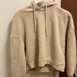 Beige hoodie från 157 - Säljer en supermysig beige hoodie från 157 i storlek M. 