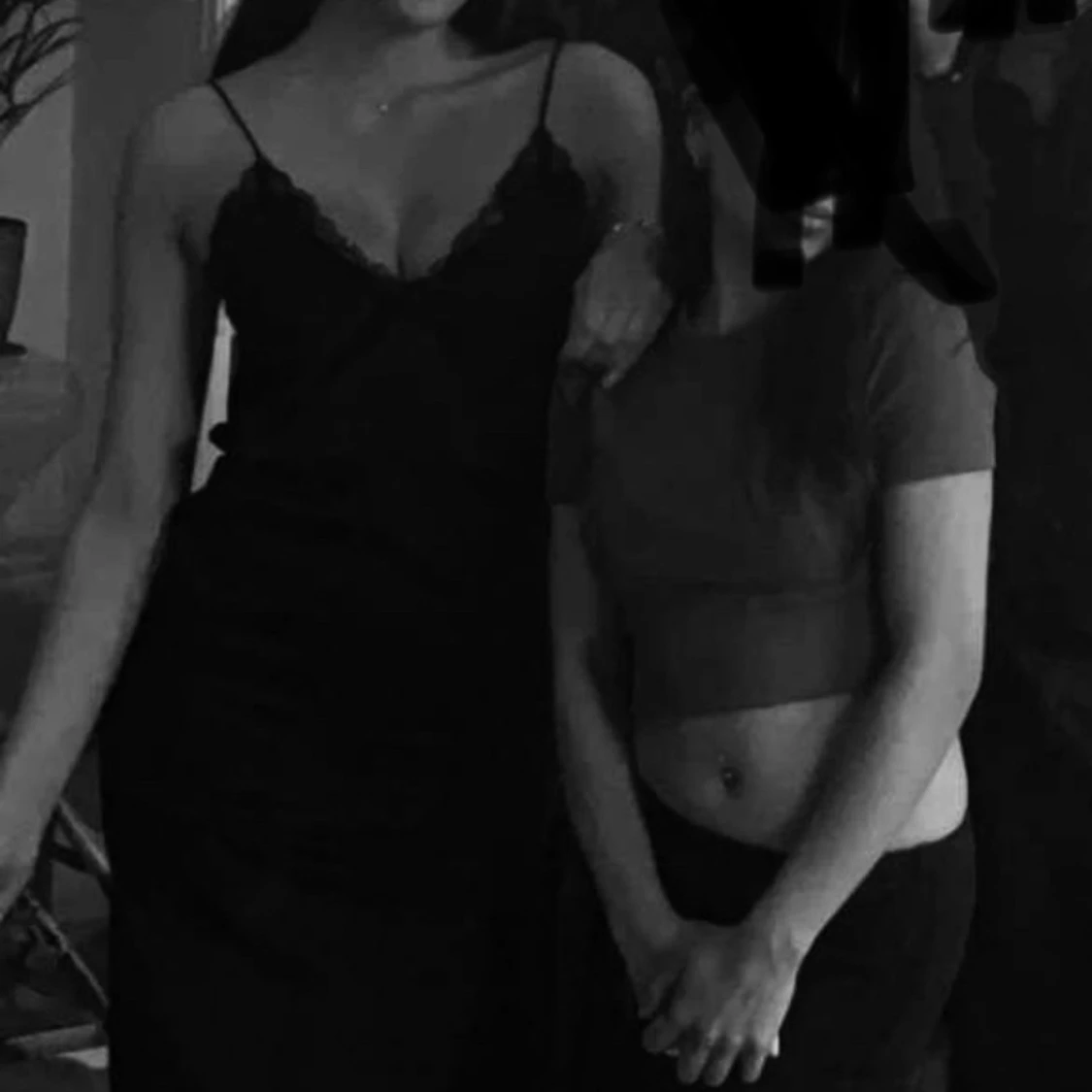 Svart klänning med spetsdetaljer - 92