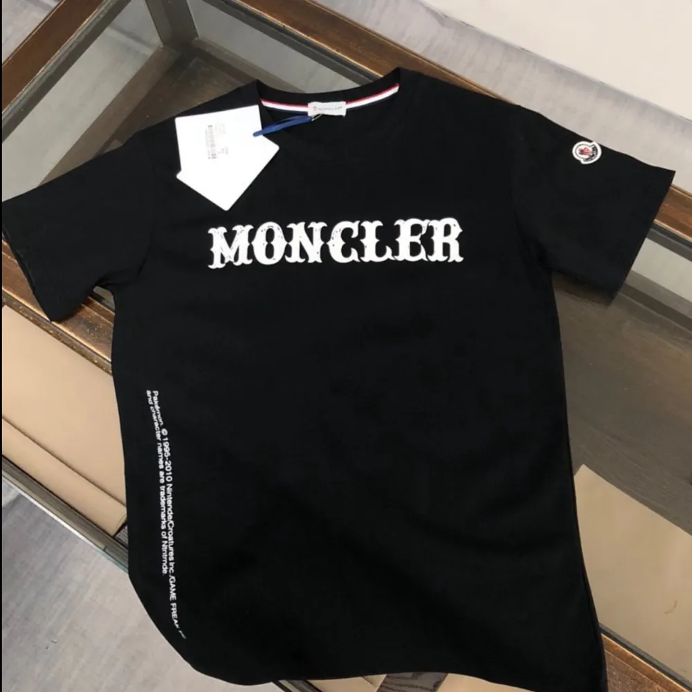 Säljer flera snygga t-shirts från Moncler i olika färger och tryck. De är kortärmade och gjorda i bomull, perfekt för en casual look. Välj mellan svart eller vit med olika Moncler-tryck. Passar både till vardags och fest! Size small to large . T-shirts.