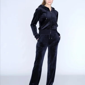 Juicy couture set - Säljer mitt älskade mörkblå juicy couture set i storleken xs, i använt skick, kanten vid foten har gått upp men inte synligt går att sy. Inga andra defekter. Tveka inte att fråga om bilder på den, äkta köpt från nellys hemsida.  LÅNAD BILD