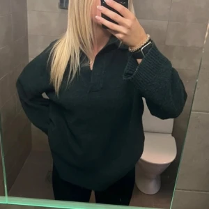 Mörkgrön stickad tröja - Säljer en mysig mörkgrön stickad tröja med långa ärmar. Perfekt för kyliga dagar och passar bra till både jeans och leggings. Tröjan har en avslappnad passform och är superbekväm. Perfekt för höst och vinter!
