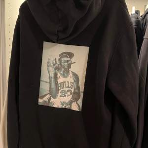 Svart basic hoodie med Michael Jordan tryck på baksidan. Jätte fint skick och inga defekter