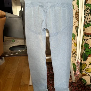Ljusblå leggings från DIVINA - Säljer ett par ljusblå leggings från DIVINA i mycket bra skick (aldrig använda). De är tighta och perfekta för träning. Materialet är mjukt och stretchigt, vilket ger en skön passform. Högmidjade för extra komfort och stöd under träningspasset. Perfekta för gymmet eller yoga!
