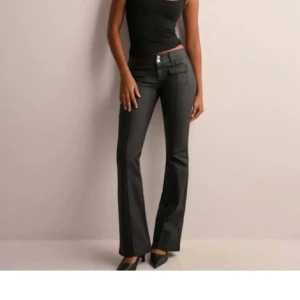 Svarta bootcut byxor - Svarta bootcut byxor i mycket bra skick, endast använda en gång. Storlek 36, från Nelly 