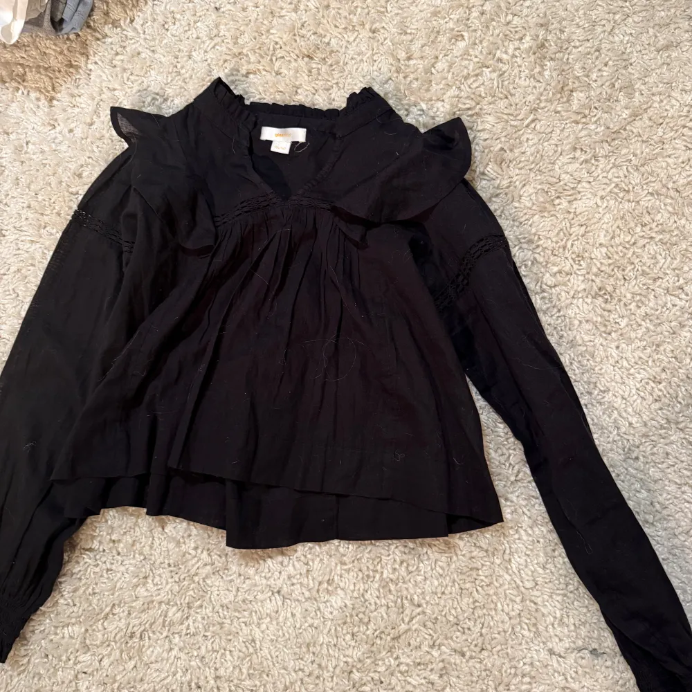 Jättefin svart blus från Gina young. Storlek 134/140. Puserot.