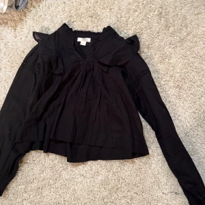 Svart blus  - Jättefin svart blus från Gina young. Storlek 134/140