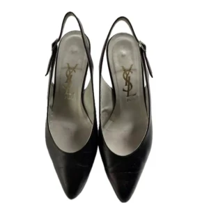 Yves Saint Laurent Klackar - Snygga svarta pumps från YSL i skinn med spetsig tå och elegant klack. De har en stilren design med en justerbar rem runt hälen. Perfekta för både fest och mer formella tillfällen. Skorna är i bra skick och redo att användas för att lyfta din outfit.