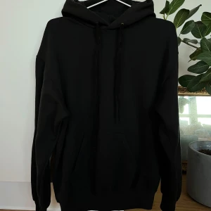 Svart hoodie  - Svart hoodie från Boom Butik ⭐️