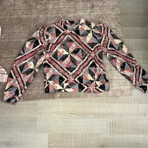 Mönstrad tröja från Pepe Jeans - Säljer en supercool mönstrad tröja från Pepe Jeans i storlek XS. Tröjan har ett unikt geometriskt mönster i rosa, blått, svart och beige. Den är långärmad och perfekt för att liva upp din garderob. Passar både till vardags och festliga tillfällen! Den är helt oanvänd och mjuk inuti, en perfekt present till din mamma! Skriv till mig om du vill bestämma ett nytt pris!