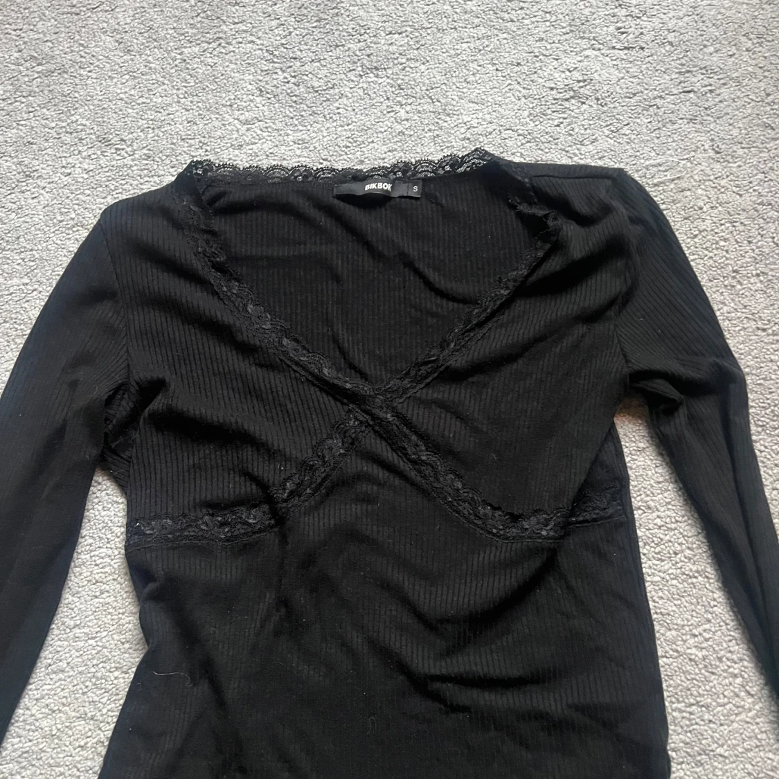 Svart ribbad topp från Bik Bok