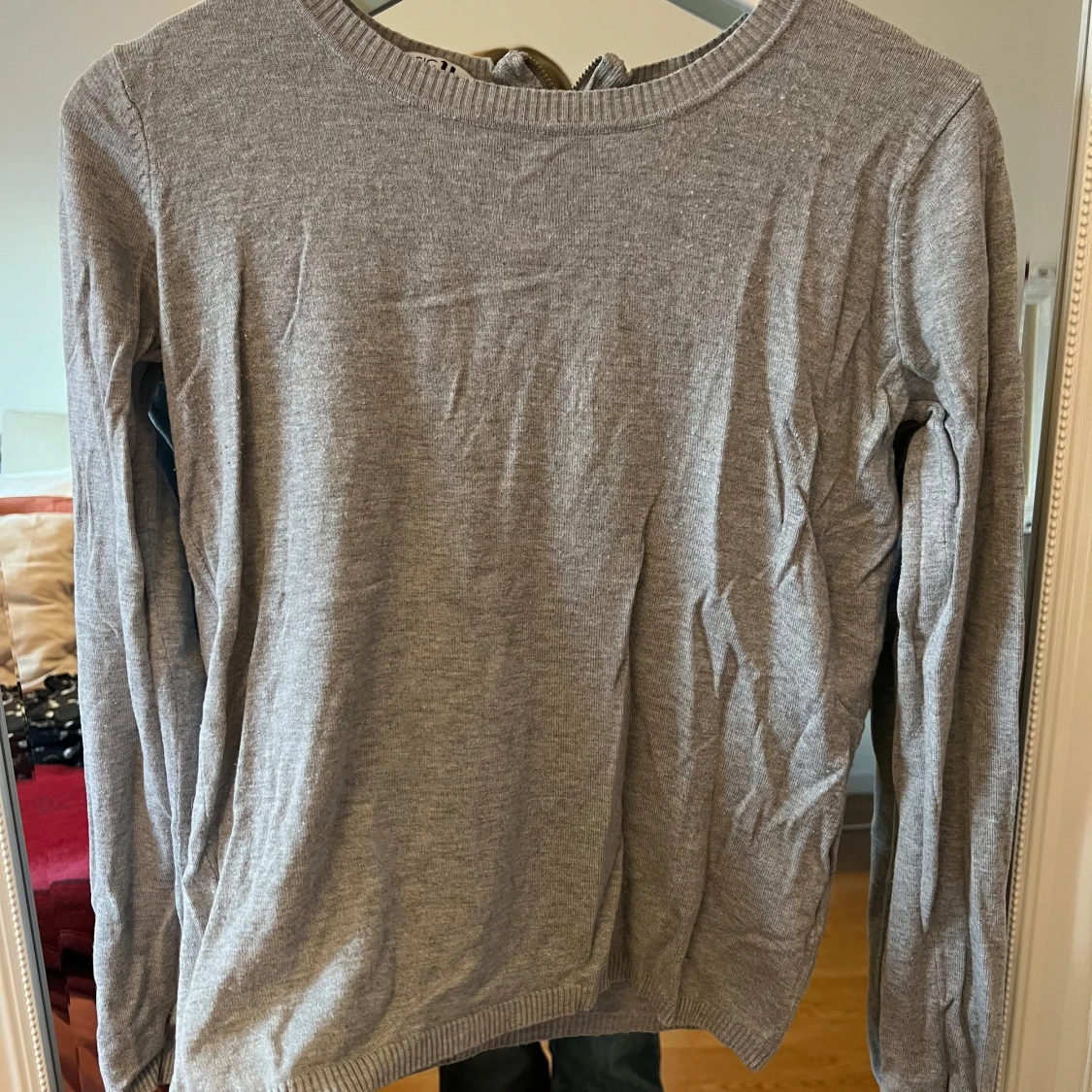 Grå tröja med dragkedja