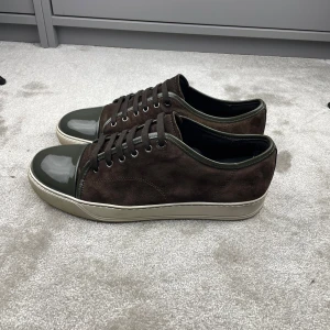 Lanvin Captoe - Lanvin Captoe | Skick: 8-9/10, inga deffekter | Storlek: UK 8 | Pris: 2599kr | Tillbehör: Inget | Fler frågor? Hör av dig isåfall!