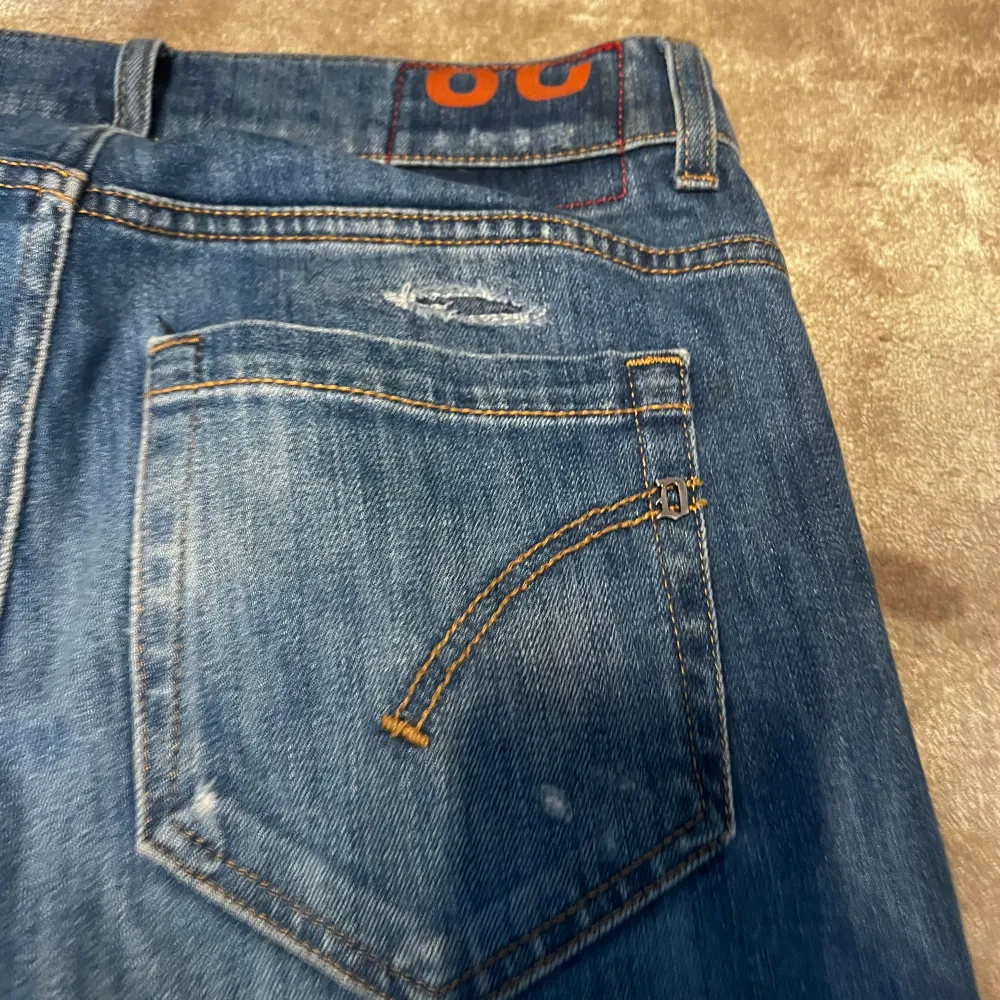 Säljer ett par snygga blå jeans från George i bra skick. De har en cool slitningseffekt och klassisk femficksdesign. Perfekta för en avslappnad stil och passar till det mesta. Midjan är midwaist och passformen är slim. Perfekta för både vardag och fest!. Farkut & Housut.