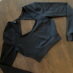 Sport topp - Otrolig gym topp som sitter som en smäck. Helt öppen rygg och bra längd. (Ger inte ryggen någon rättvisa med den bilden, fler bilder kommer på förfrågan) 