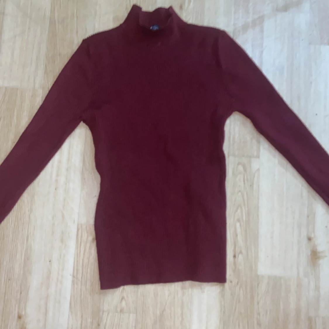 Vinröd ribbad polotröja