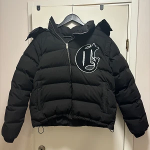 Svart pufferjacka från Corvidae - Säljer en snygg svart pufferjacka från Corvidae i storlek S. Säljer den då jag inte finner användning i den längre🤞Inga flaws förutom att taggen på insidan har ramlat av på ena sidan, som visat på bild.