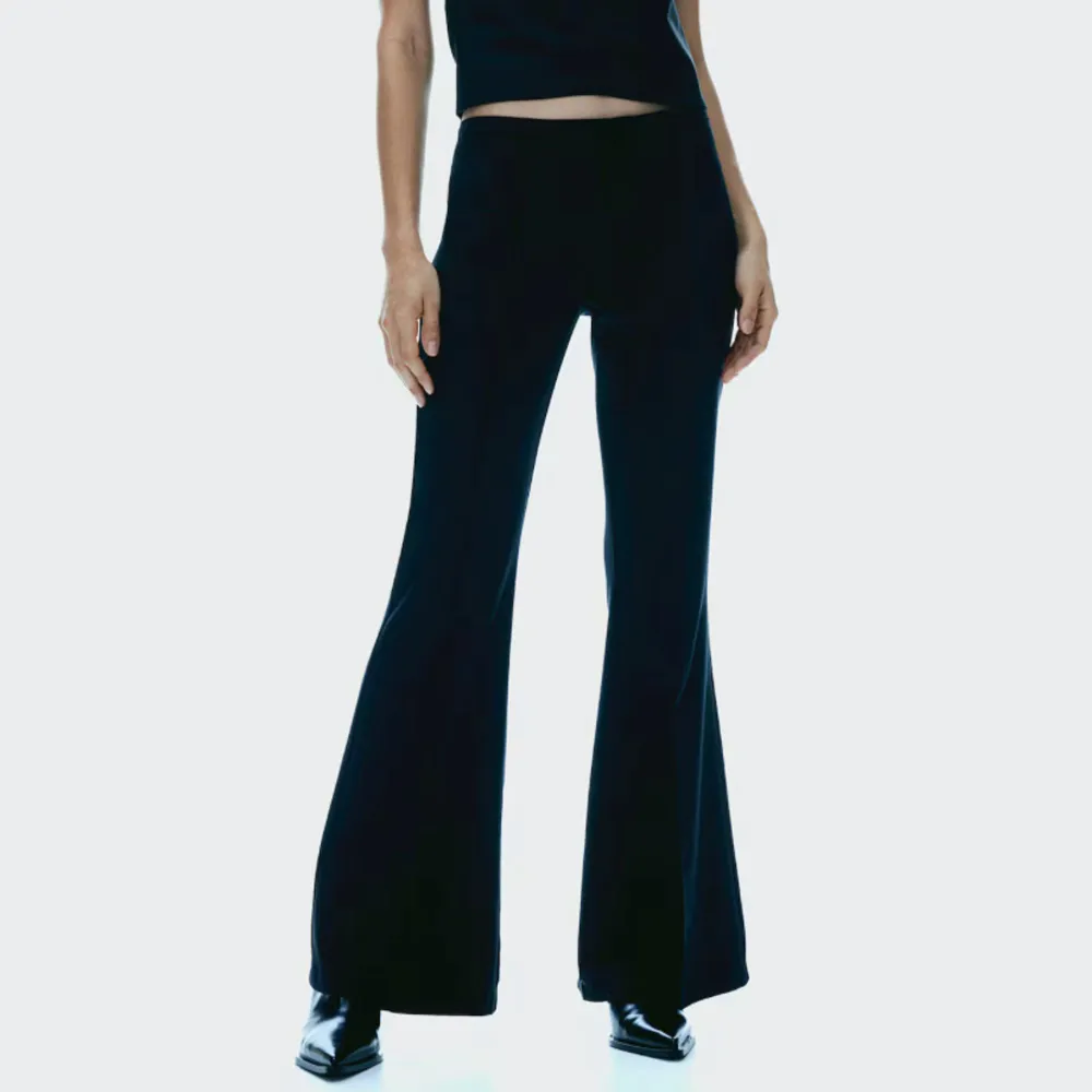 Säljer ett par snygga svarta byxor med Lågmidjade och bootcut-stil. Perfekta för både vardag och fest! De är i ett mjukt och bekvämt material som ger en elegant look. Passar bra till både klackar och sneakers. Har endast använt fåtal gånger 🥰🙏 jag är 170 cm och dom är korta på mig!!. Farkut & Housut.