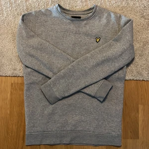 Lyle&scott tröja - Säljer nu denna Lyle&scott tröja som nästan aldrig är använd. Den är i storlek 12-13 år och passar runt 158-164cm. Nypris är runt 599kr men mitt pris ligger på 399 då tröjan bara har provats på. Pris kan diskuteras vid snabbaffär.