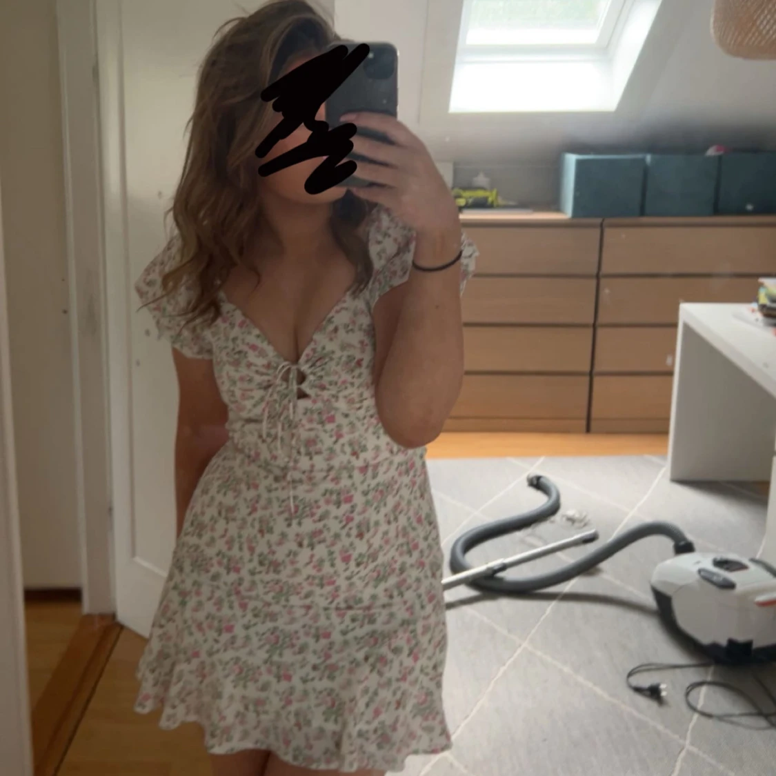 Blommig sommarklänning med knyt