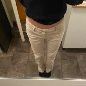 Beige manchesterbyxor - Säljer ett par snygga beige manchesterbyxor i bra skick. De är mid rise straight/flared passform.                        Storlek 38 men är lite stor i storleken