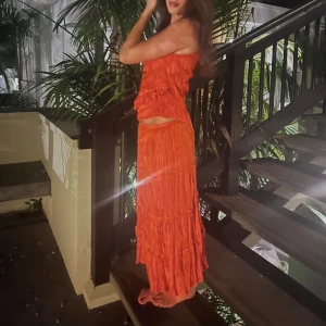 Oranget set storlek M  - Superfint oranget set i silk från Silkshop. Både toppen och kjolen är i storlek M men jag på bilden bär oftast S och är 173 cm lång. Skicket är i superfint skick.