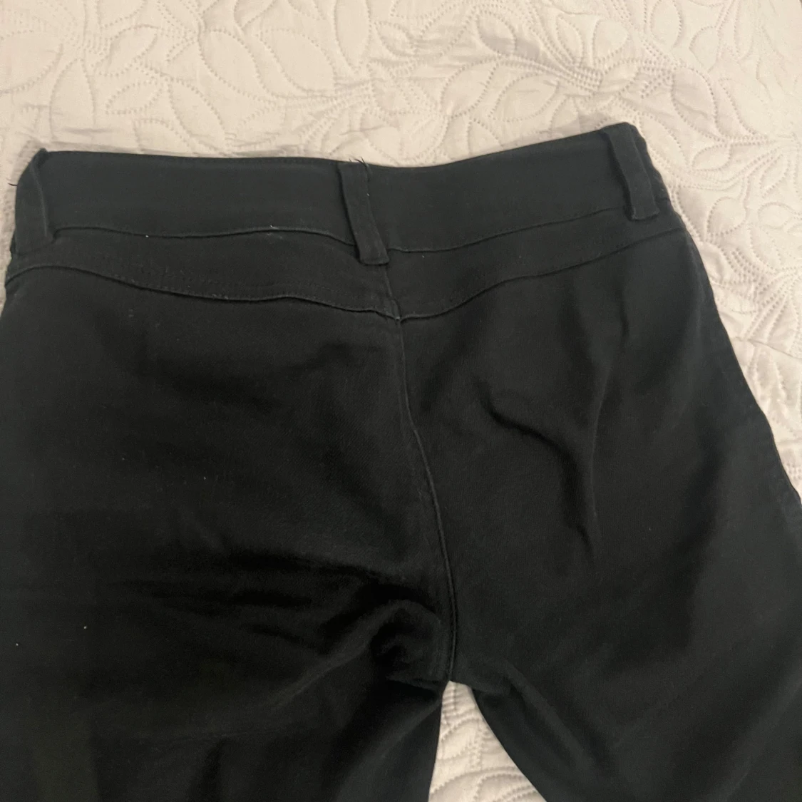 Svarta bootcut byxor från H&M - 92