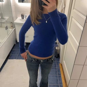 Blå kashmirtröja från Lord & Taylor - Säljer min jättefina tröja från Lord & Taylor. Storlek M men sitter som S. 100% Kashmir. Inte nopprig eller sönder någonstans 