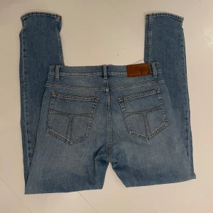 Tiger of Sweden jeans  - Hej! Säljer även dessa tiger of Sweden jeans! Modellen är evolve och motsvarar slimfit. Dom är i väldigt bra skick! Stl 30/32 men passar även 29/32. Han på bilden är 177cm lång och dom sitter väldigt bra! Pris kan diskuteras! Hör av er vid frågor. 