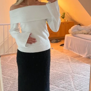 Off shoulder-topp - Vit off shoulder-topp i nyskick. Endast testad & utan fläckar & skador.☀️
