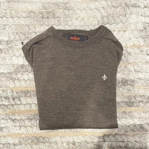 Morris Sweatshirt 100% Merinoull  - Säljer en snygg brun tröja från Morris i 100% merinoull. Den har en liten broderad detalj på bröstet och är perfekt för kyliga dagar. Tröjan är i mycket bra skick och passar både till vardags och lite finare tillfällen. Storlek M men passar S