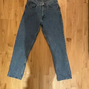 Säljer ett par snygga blå jeans från Vailent i storlek XS. De har en loose fit och är perfekta för en avslappnad stil. Jeansen är i mycket bra skick och har en klassisk femficksdesign med knapp och dragkedja framtill.