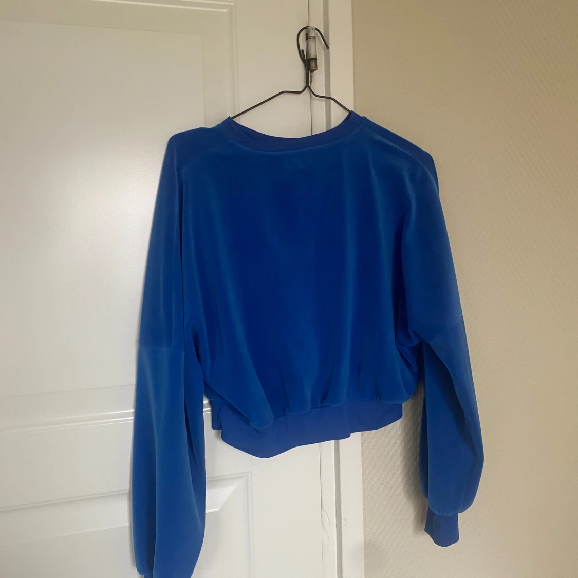 Blå croppad tröja - 90