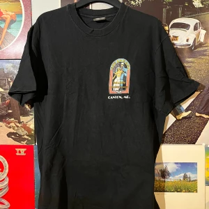 Single stitch Vintage tröja - Den har ett coolt tryck med texten 'Speakeasy Saloon Dining House' och 'Canton, M.D.' på framsidan. Perfekt för en avslappnad stil eller en utekväll. Dm vid frågor