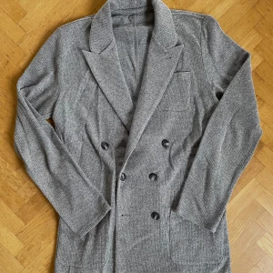 John Henric dubbelknäppt kavaj - Myckets bekväm kavaj från john Henric 