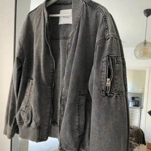 Grå jacka från Bershka - Säljer en snygg grå bomberjacka från Bershka. den är i jeans material och är skitsnygg💝