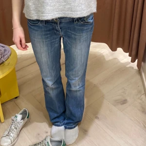Lågmidjade jeans - Säljer ett par blå jeans från Esprit i bra skick. De har en klassisk straight fit och är lågmidjade. Jeansen har en sliten look med fransar vid fållen, vilket ger dem en cool och avslappnad stil. Perfekta för vardagsbruk! De har några få defekter som man ser på bilderna 💗 Storlek 27/30 