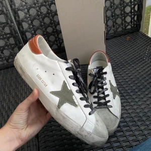 Golden goose skor - Säljer dessa tvärfeta golden goose dojorna! Skick 9/10! Denna modell är mycket eftertraktad. Hör av er vid funderingar!