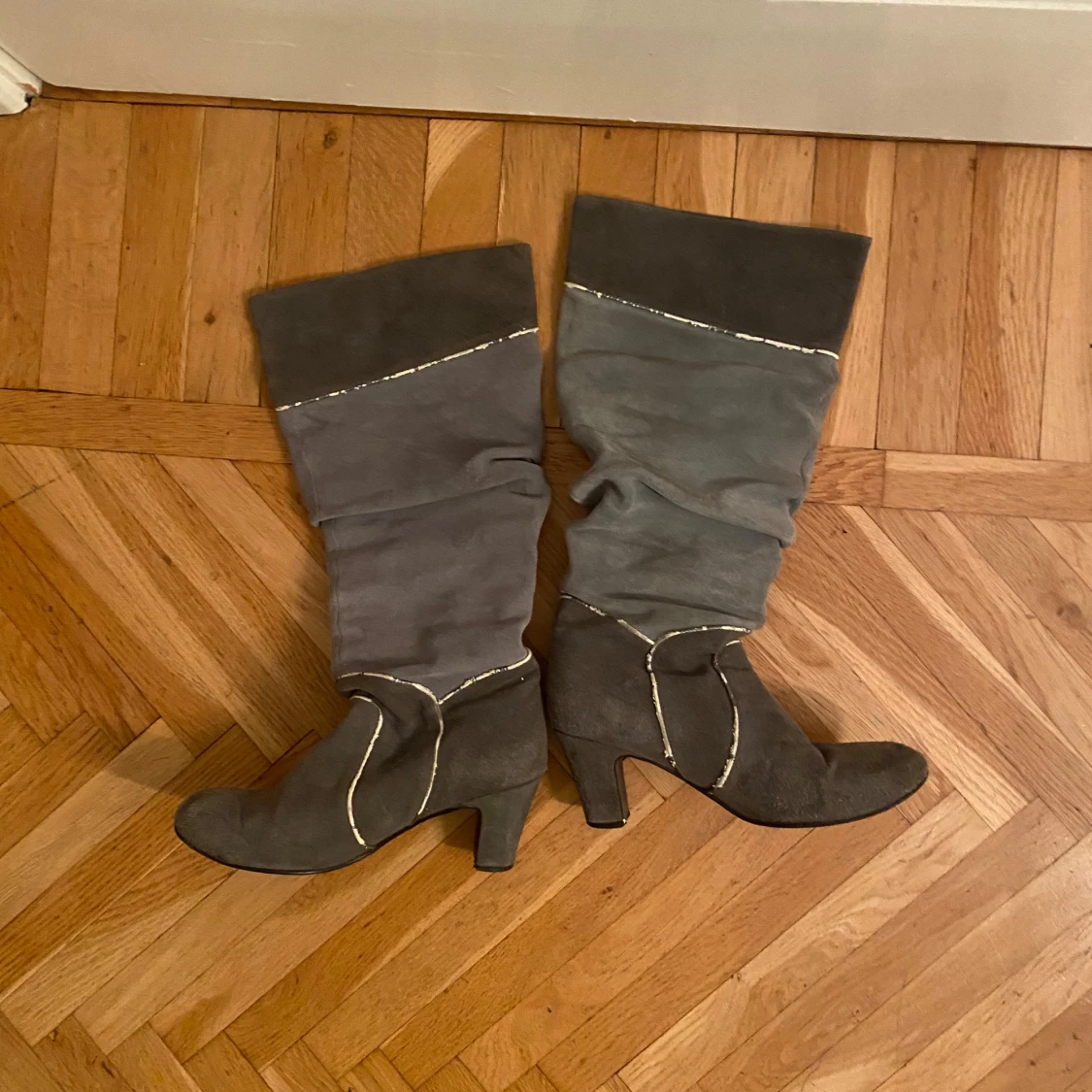 Grå stövlar med klack - 91
