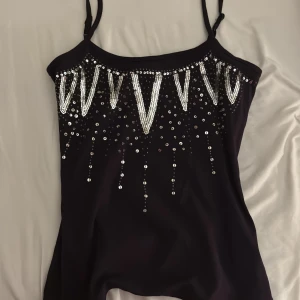 Svart linne med paljetter från Gianini - Snygg glittrig top från 2000-talet som ger en festlig känsla🤩