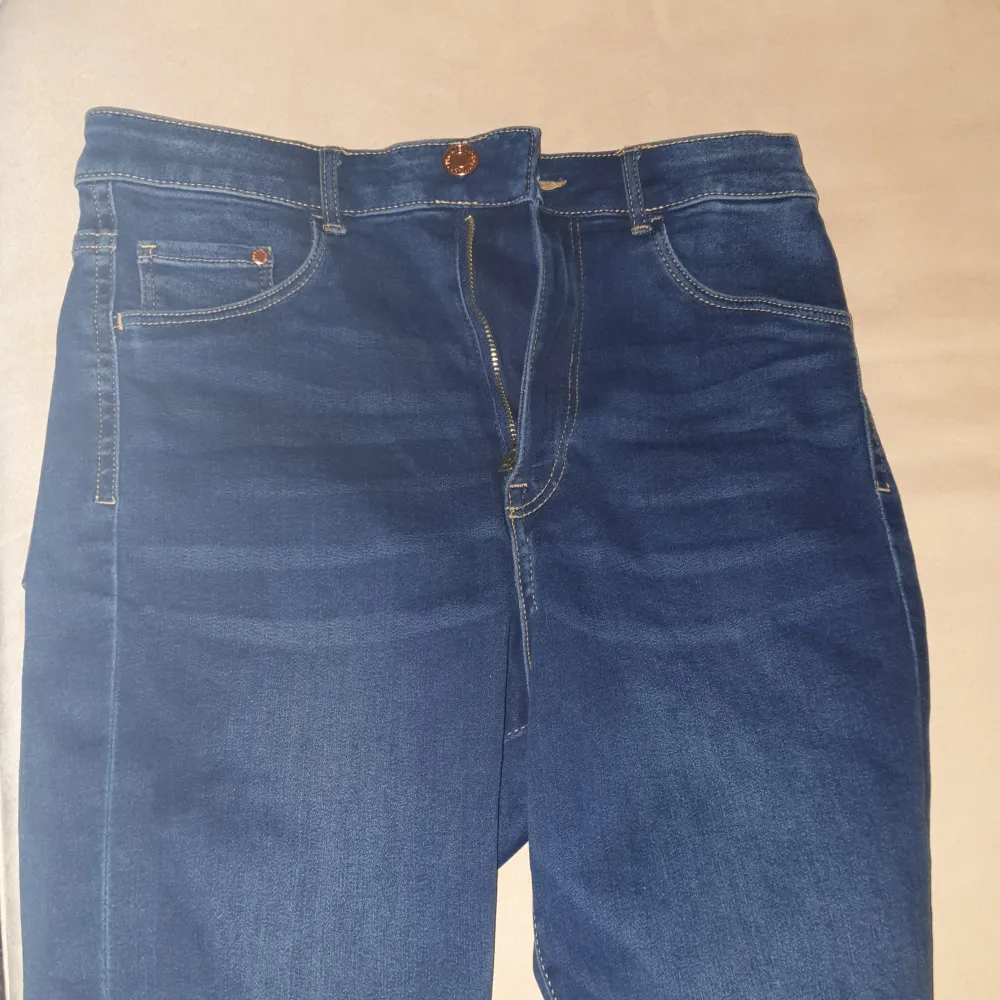 Högmidjade mörkblåa jeans. Använda ett fåtal gånger, är i bra skick. Lite korta nedtill.. Jeans & Byxor.