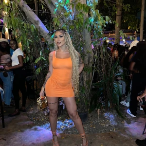 Orange tight klänning  - Snygg och färgstark orange klänning som är perfekt för fest. Den är tight och kort, vilket ger en smickrande passform. Klänningen är ärmlös och har en enkel design som låter färgen stå i centrum. Perfekt för sommarens alla utekvällar! Passar S och M. Använd 2 gånger.