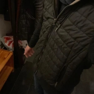 Svart parajamers jacka - Säljer en svart parajampers cardigan i mycket bra skick. Den har en dragkedja framtill och är perfekt för höst och vår. Jackan är långärmad och har en stilren look som passar till det mesta. Perfekt för dig som vill ha en snygg och praktisk jacka!