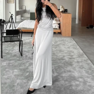 Kjol - Säljer denna supermysiga kjolen som aldrig använts! Jätteskönt material. Skriv för fler bilder osv!🤍🤍