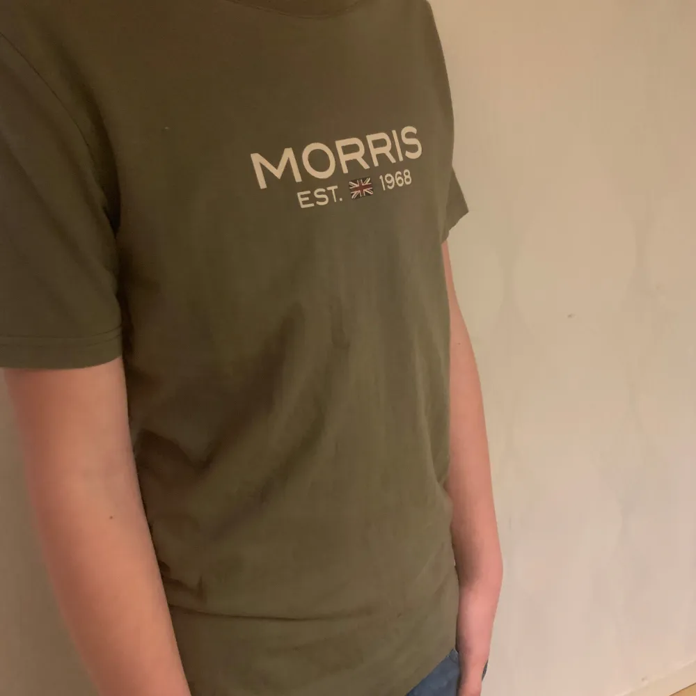 Säljer en snygg olivgrön t-shirt från Morris med tryck på framsidan. T-shirten är kortärmad och gjord i mjukt material. Storlek  S.  Hör av er om ni är intresserade. T-shirts.