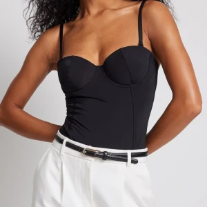 Body/topp - säljer denna supersnygga body från nakd, storlek M men passar även S, slutsåld, helt oanvänd med prislapp o allt kvar 🖤 banden går både att ta av och ha på