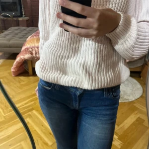 Blå jeans från Tiger of Sweden - Säljer ett par snygga blå jeans från Tiger of Sweden. De är lågmidjade och sitter bra vid midjan, de är i jättebra skick. Perfekta för både vardag och fest! Dom passar mig som är xs men skulle passar om man är S🕺