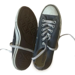 Mörkblå Converse Skor - sparsamt använda 