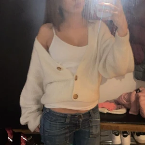 Vit kofta med stora knappar - Säljer en supermysig crémefärgad kofta med stora träknappar. Perfekt för höst och vår! Den har långa ärmar och passar perfekt över ett linne