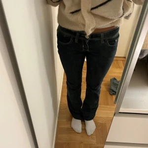 Mörkblåa lågmidjade jeans - Så snygga lågmidjade jeans med snygga bakfickor från Roxy köpta på en secondhand i Frankrike, i jättebra skick! 💘